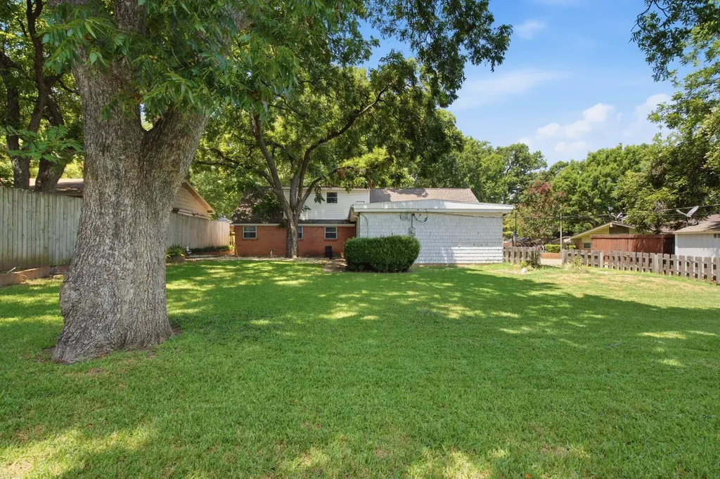 1301 Colonial Court Arlington TX 76013