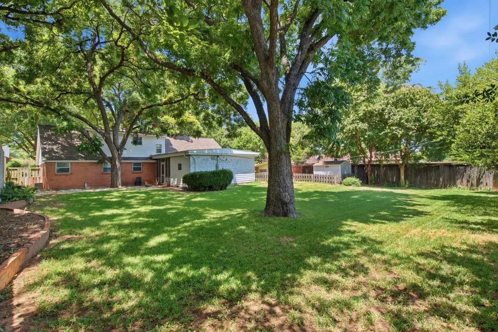 1301 Colonial Court Arlington TX 76013