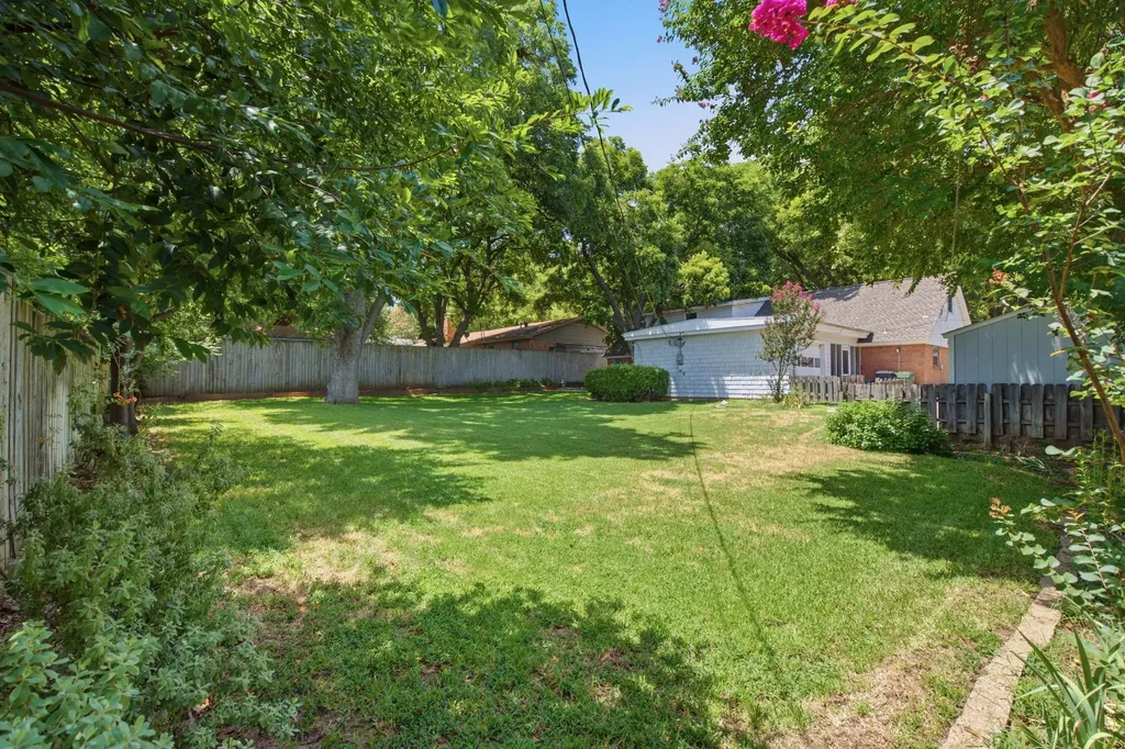 1301 Colonial Court Arlington TX 76013