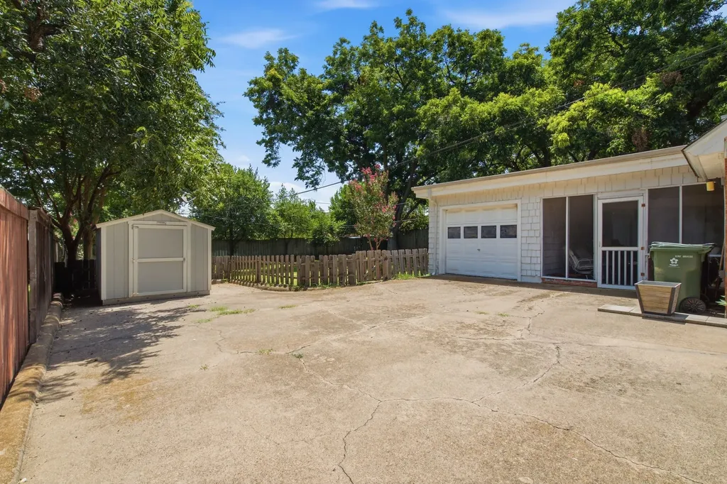 1301 Colonial Court Arlington TX 76013