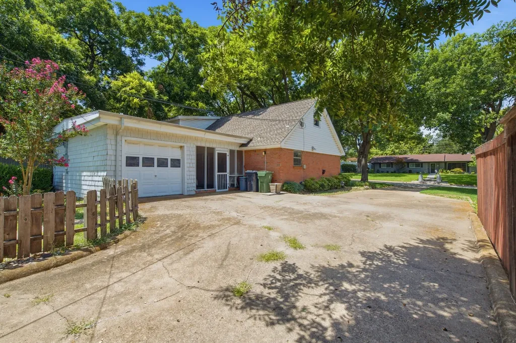 1301 Colonial Court Arlington TX 76013