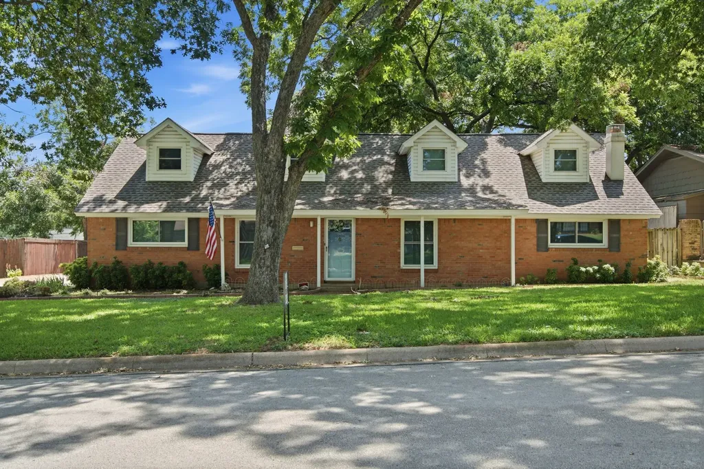 1301 Colonial Court Arlington TX 76013