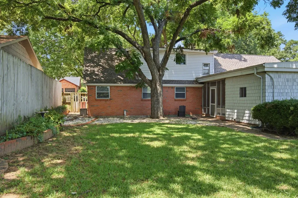 1301 Colonial Court Arlington TX 76013