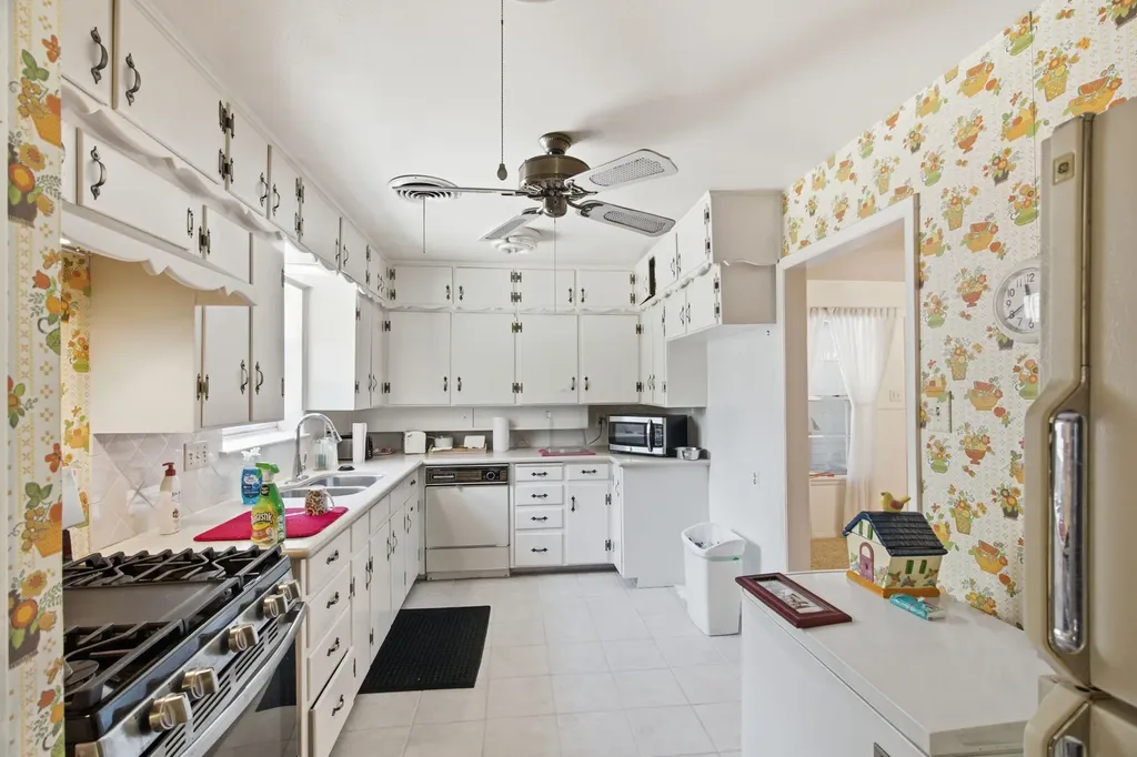1301 Colonial Court Arlington TX 76013