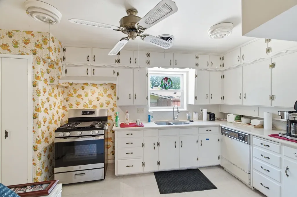 1301 Colonial Court Arlington TX 76013