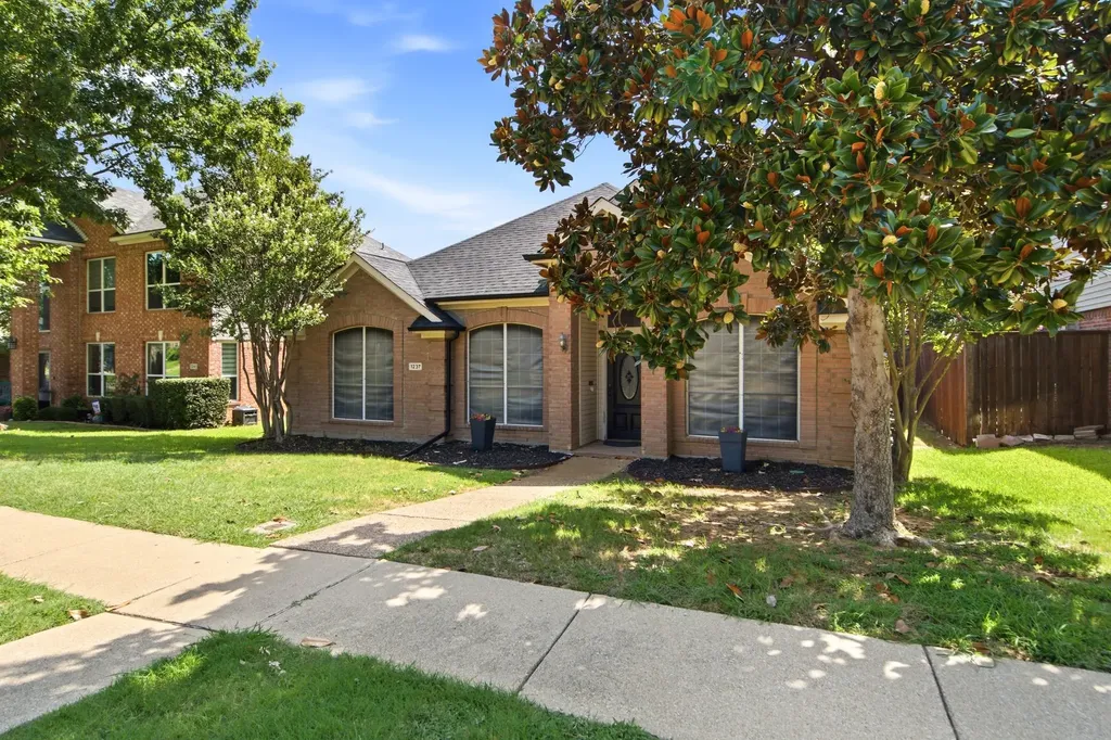 1237 Christopher Lane Lewisville TX 75077