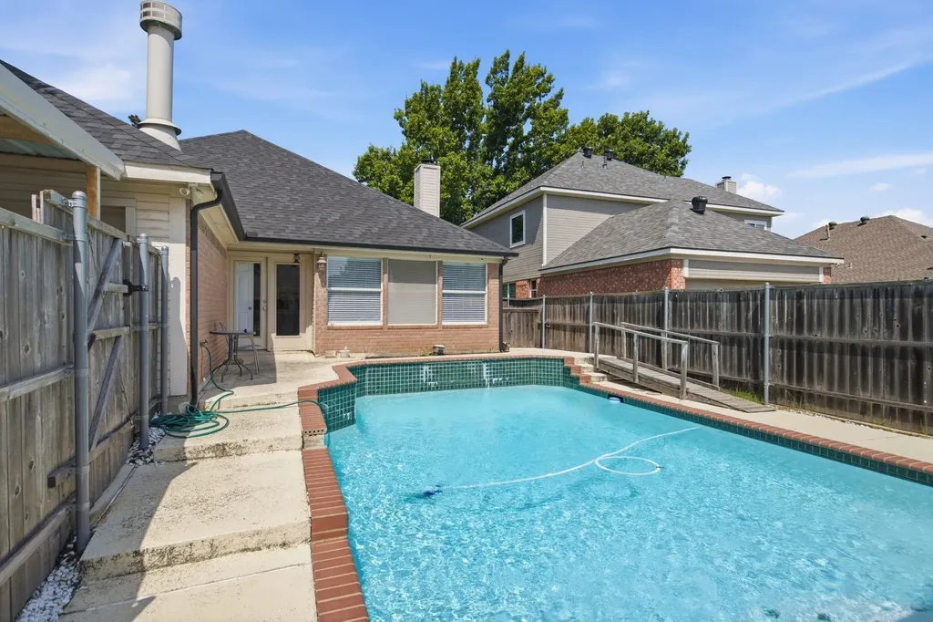 1237 Christopher Lane Lewisville TX 75077