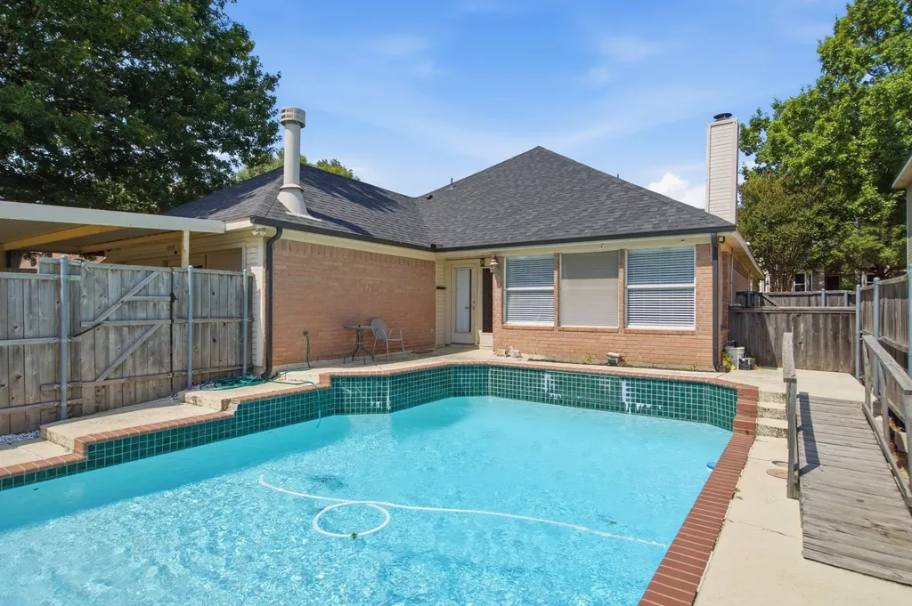 1237 Christopher Lane Lewisville TX 75077