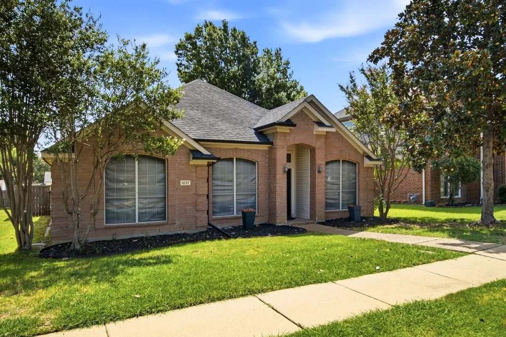 1237 Christopher Lane Lewisville TX 75077
