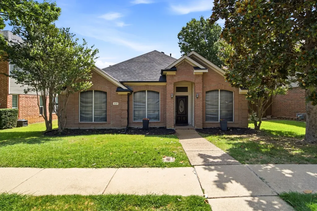 1237 Christopher Lane Lewisville TX 75077