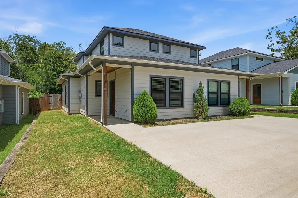 1315 S 5th Avenue Denison TX 75021