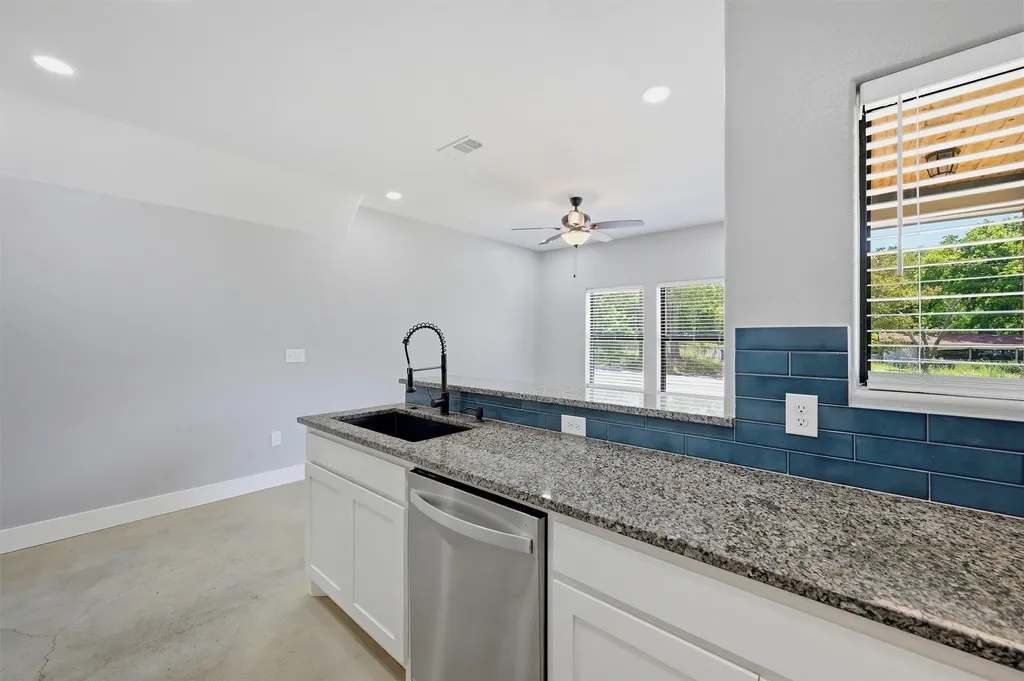1315 S 5th Avenue Denison TX 75021
