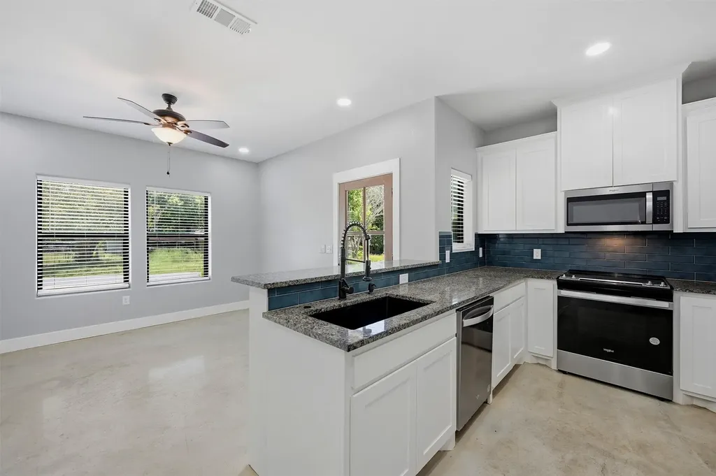 1315 S 5th Avenue Denison TX 75021