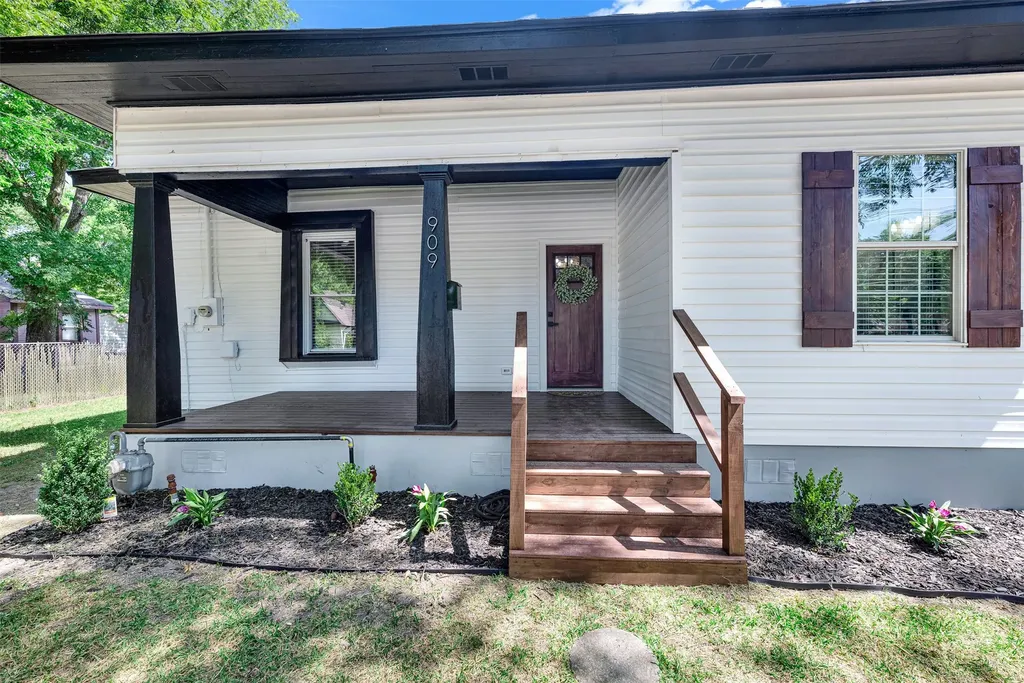 909 E High Street Terrell TX 75160