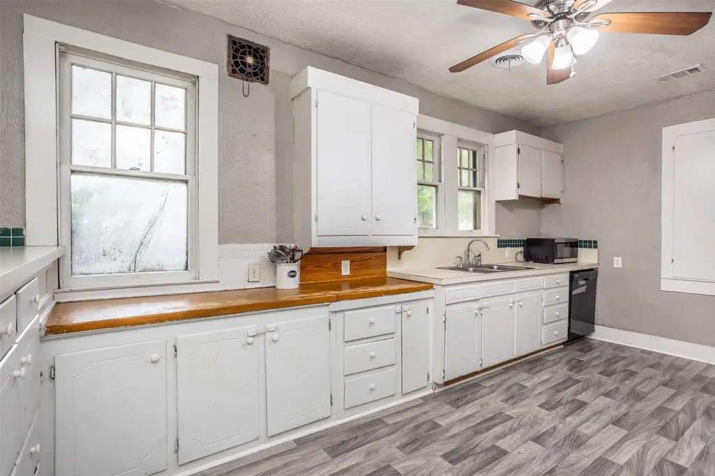 724 S Morris Gainesville TX 76240