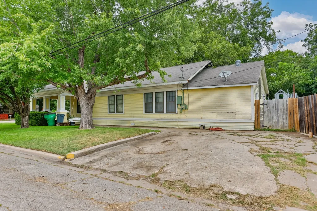 724 S Morris Gainesville TX 76240