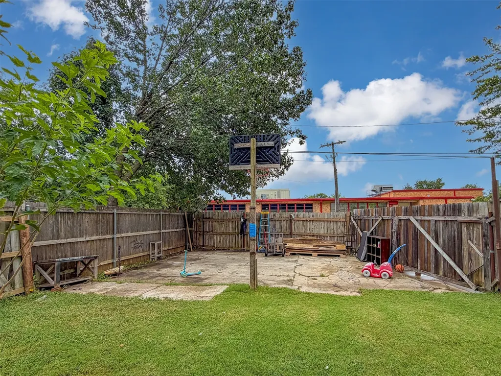 724 S Morris Gainesville TX 76240