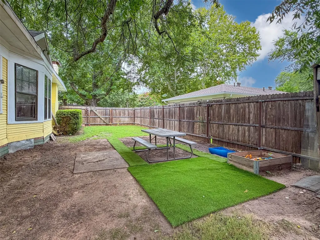 724 S Morris Gainesville TX 76240