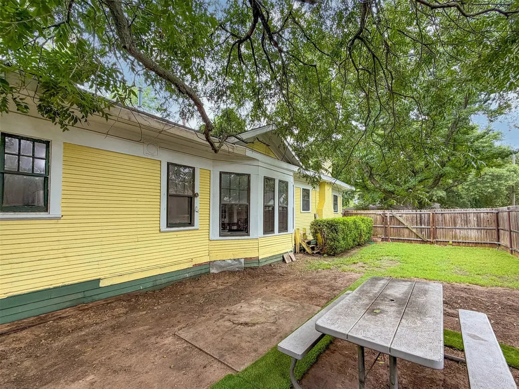 724 S Morris Gainesville TX 76240