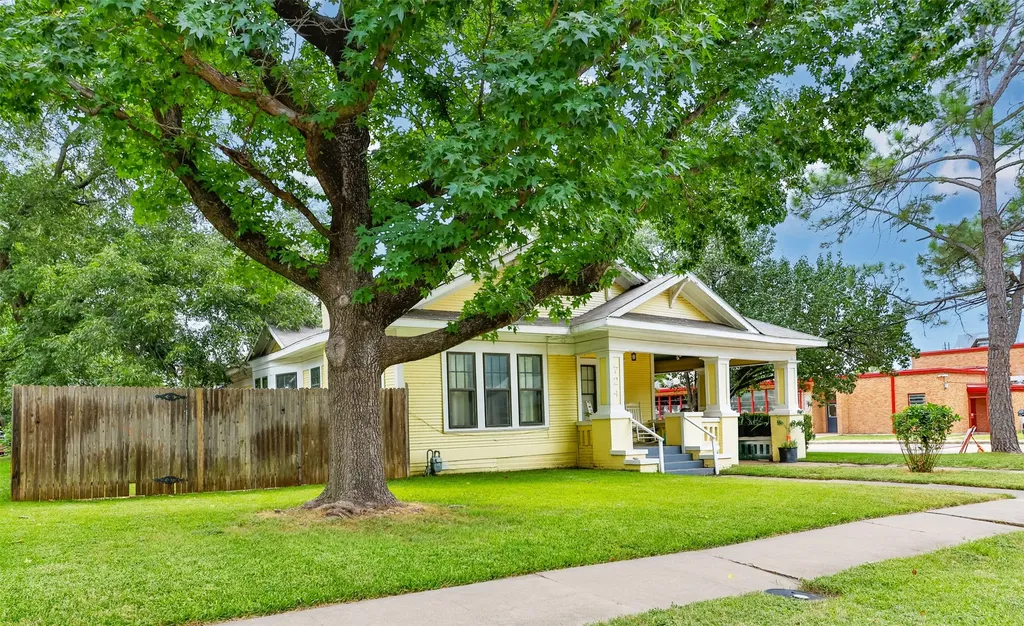 724 S Morris Gainesville TX 76240