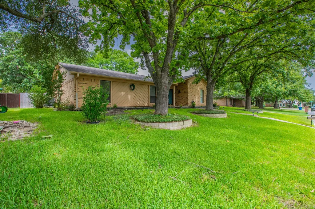 1057 Radisson Drive Hewitt TX 76643