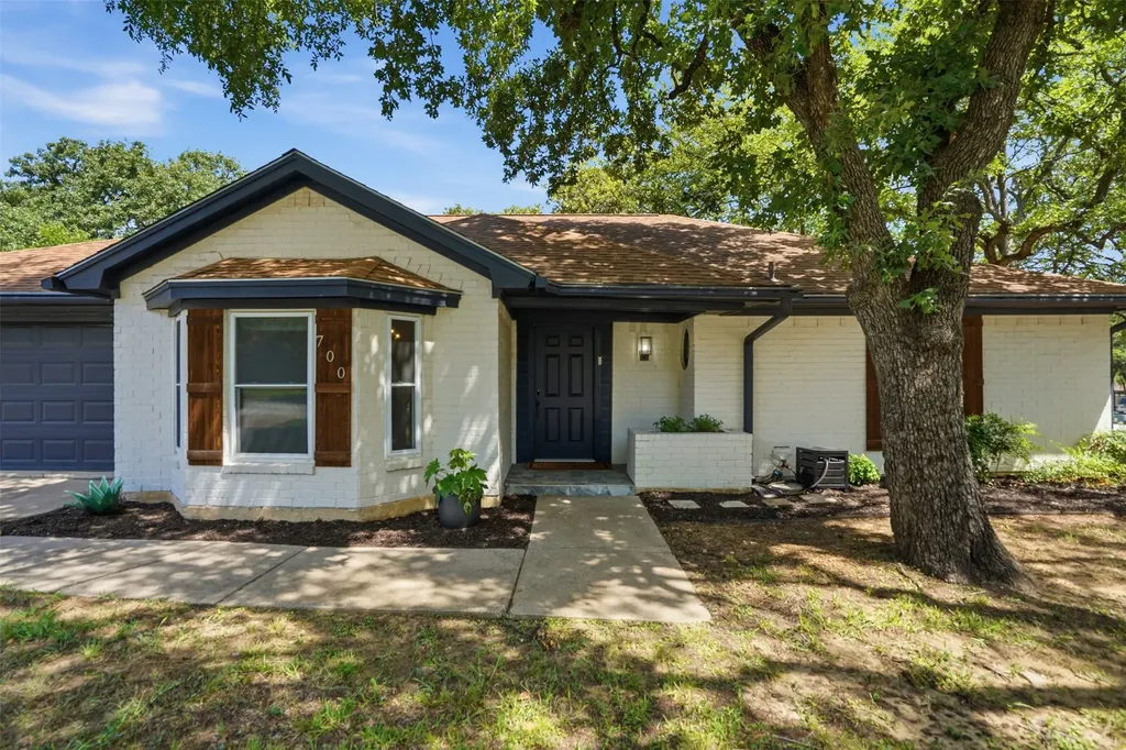 700 Highland Crest Drive Hurst TX 76054