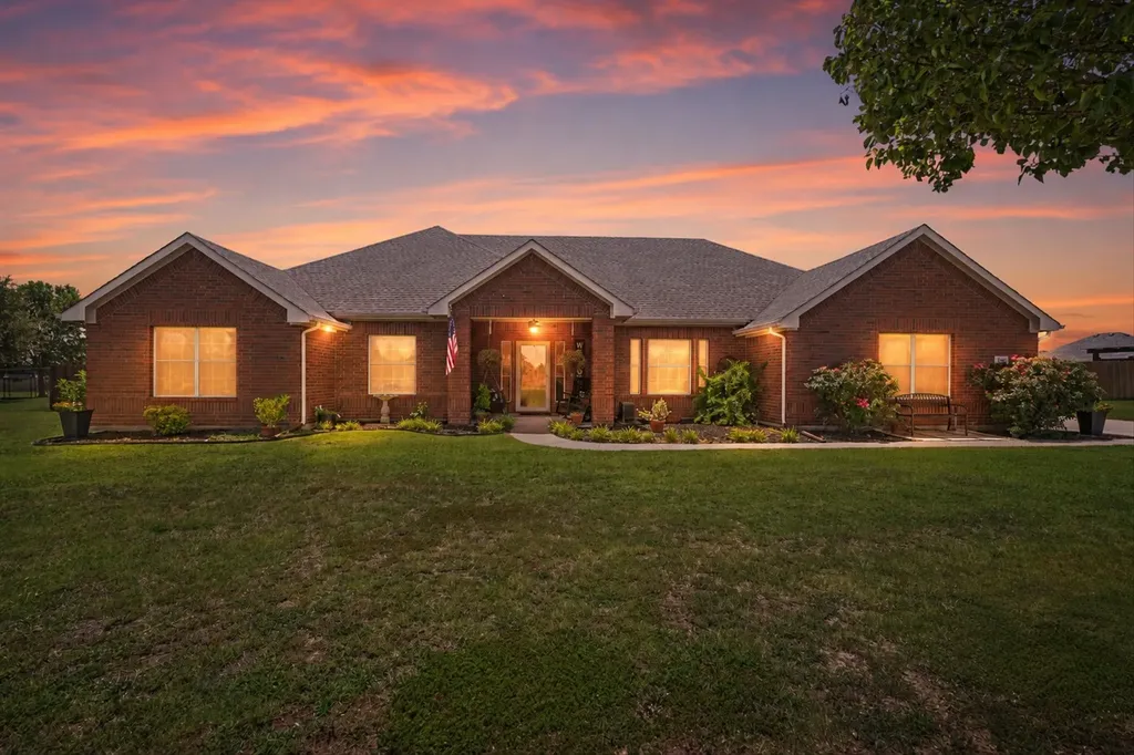 112 Springfield Lane Red Oak TX 75165