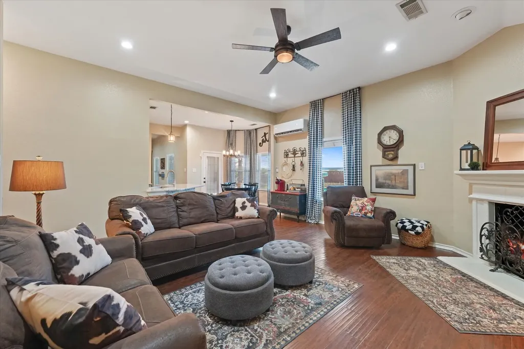 112 Springfield Lane Red Oak TX 75165