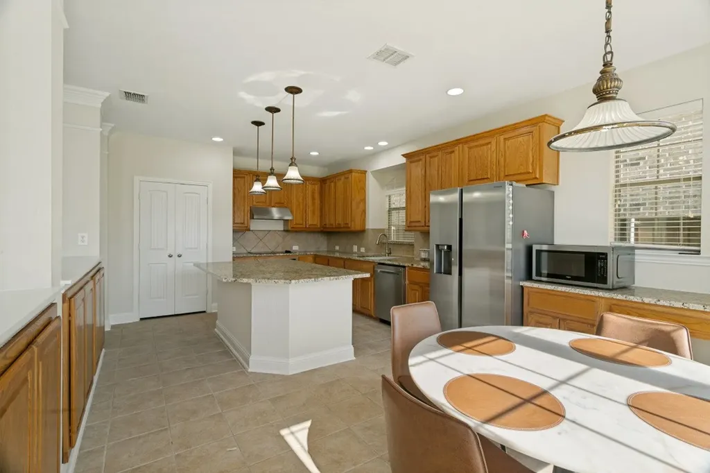 412 S Hampton Court Lewisville TX 75056