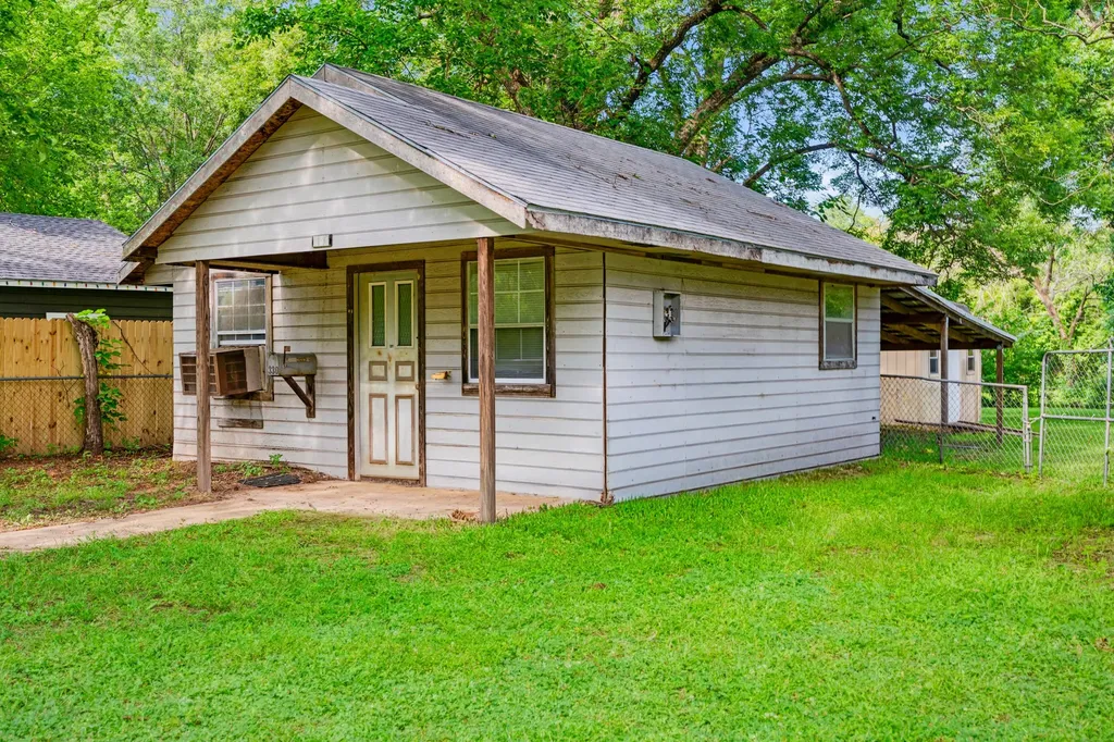 1213 & 1305 Pine Bluff Street Paris TX 75460