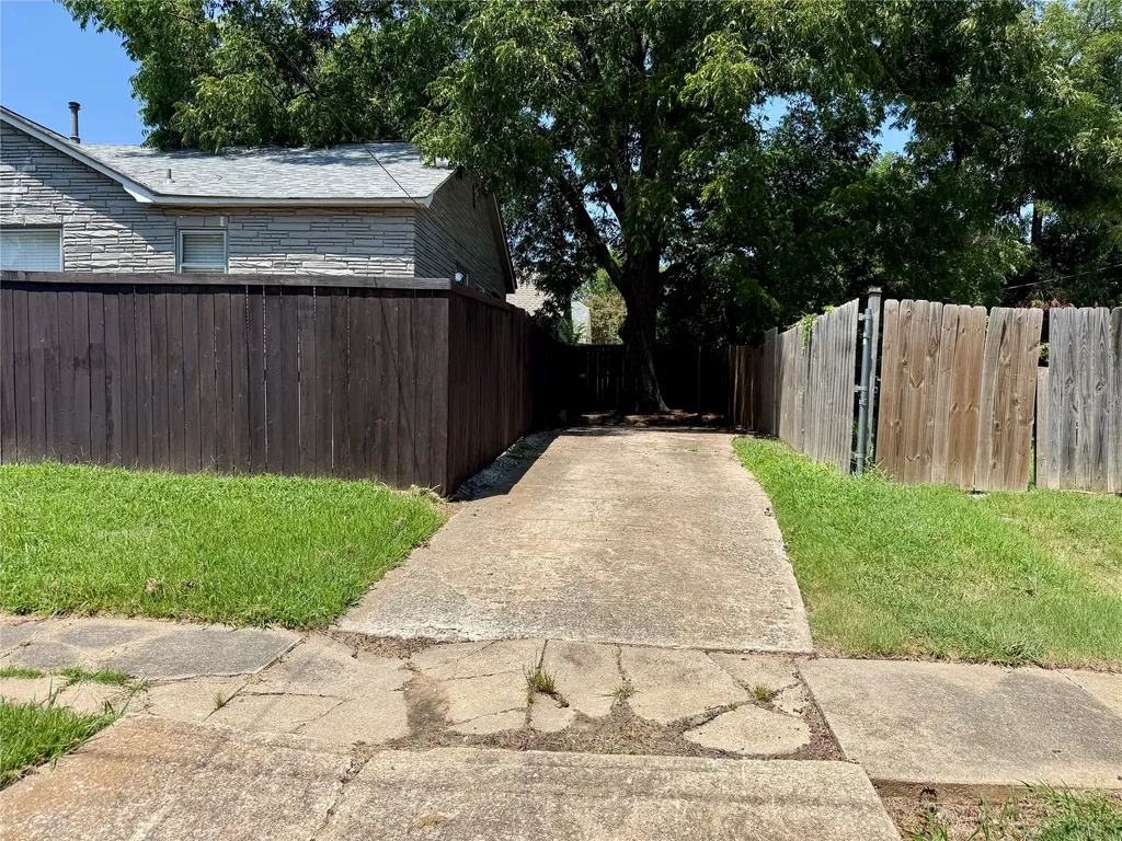 131 E Hull Street Denison TX 75021
