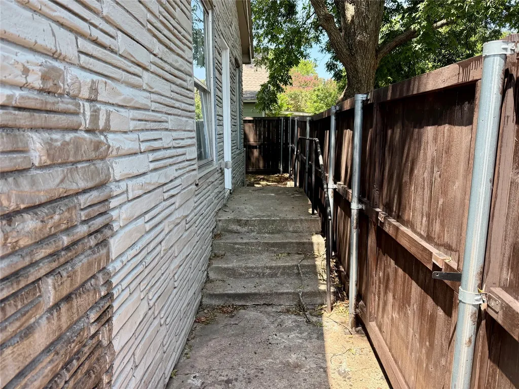 131 E Hull Street Denison TX 75021