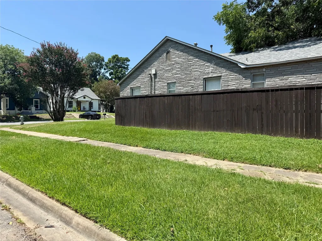 131 E Hull Street Denison TX 75021