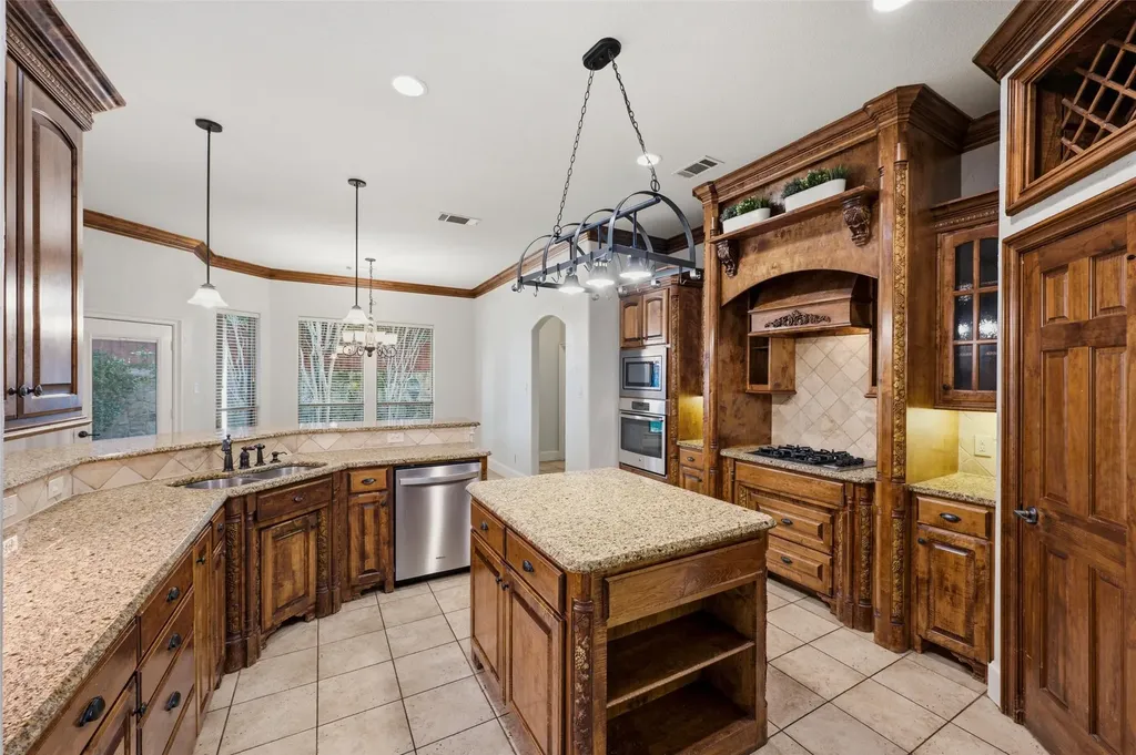 620 Highview Lane Hurst TX 76054