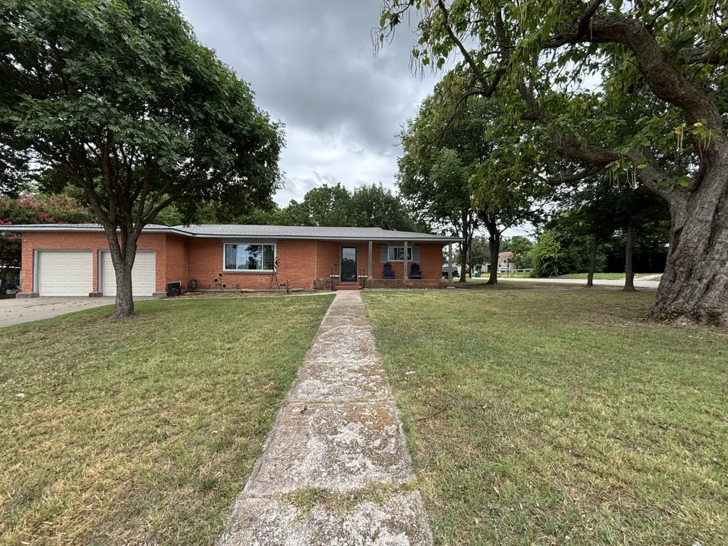 305 Rock Street Bowie TX 76230