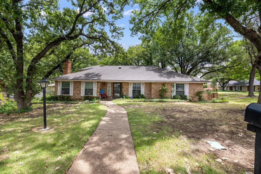 1707 Woodridge Circle Arlington TX 76013