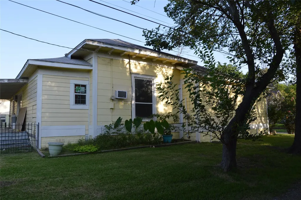 1403 Bonham Street Commerce TX 75428