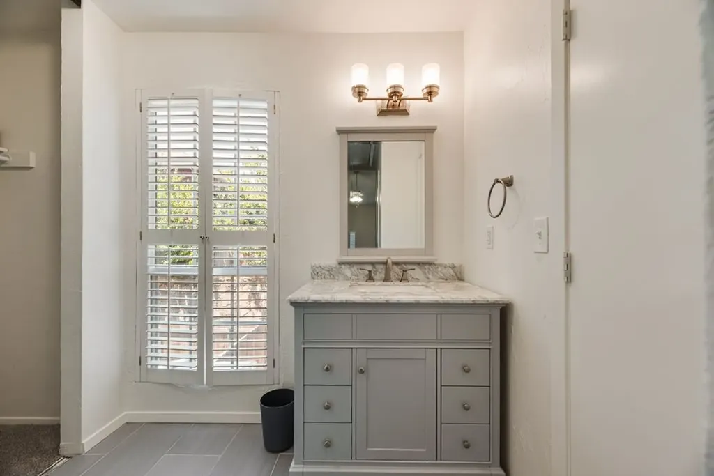 28 Abbey Road Euless TX 76039