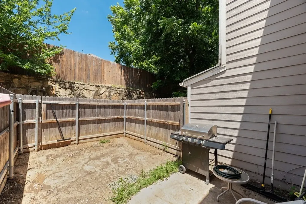 28 Abbey Road Euless TX 76039