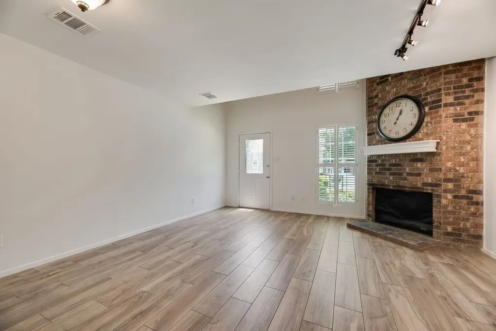28 Abbey Road Euless TX 76039