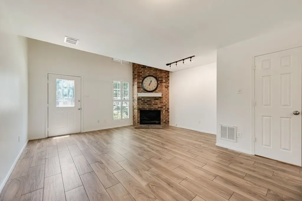 28 Abbey Road Euless TX 76039