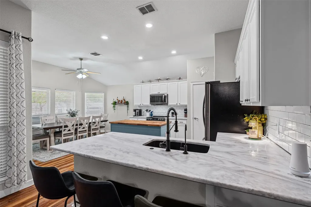 3139 Meandering Way Granbury TX 76049