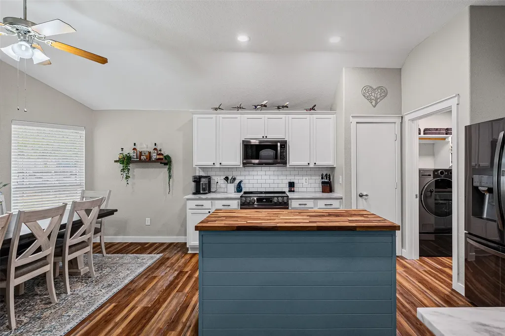 3139 Meandering Way Granbury TX 76049