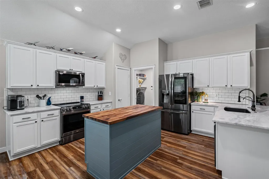 3139 Meandering Way Granbury TX 76049