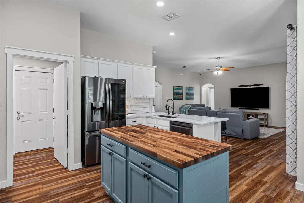 3139 Meandering Way Granbury TX 76049