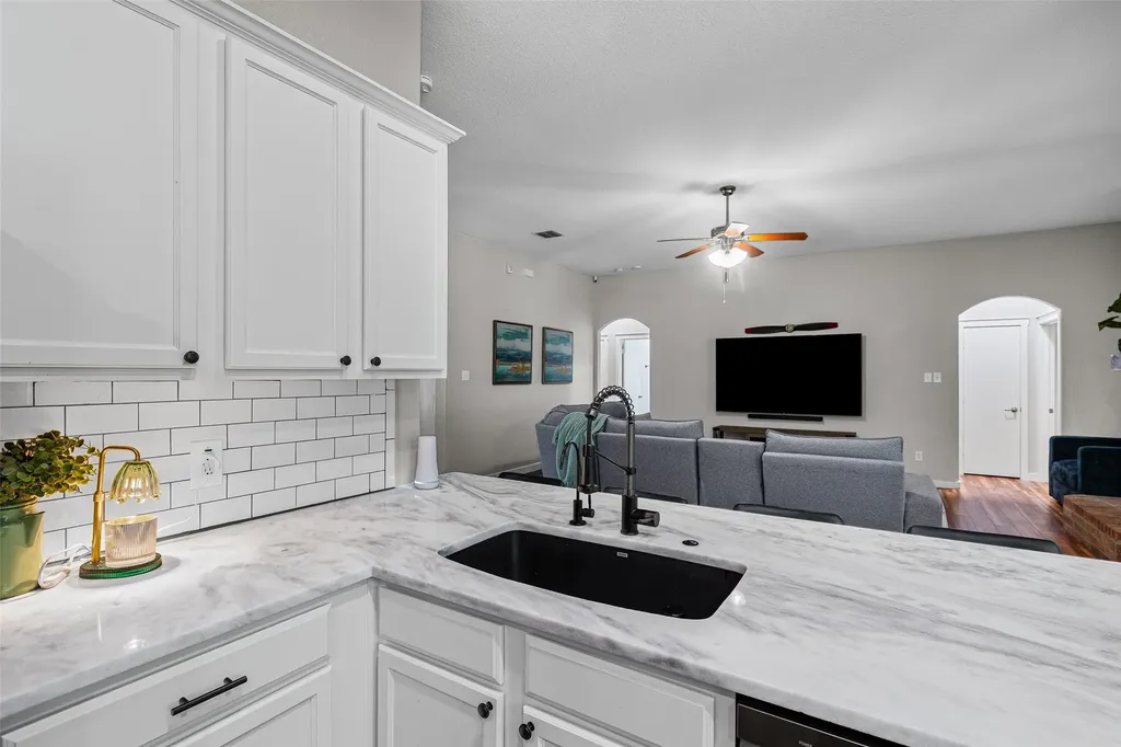 3139 Meandering Way Granbury TX 76049