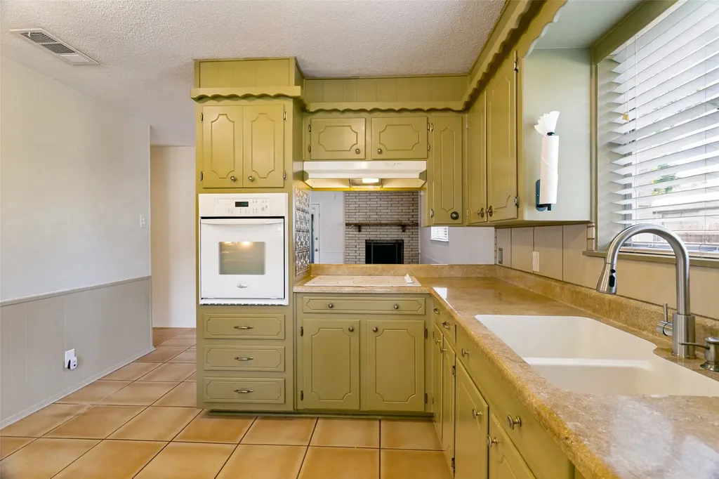 412 Franklin Drive Euless TX 76040