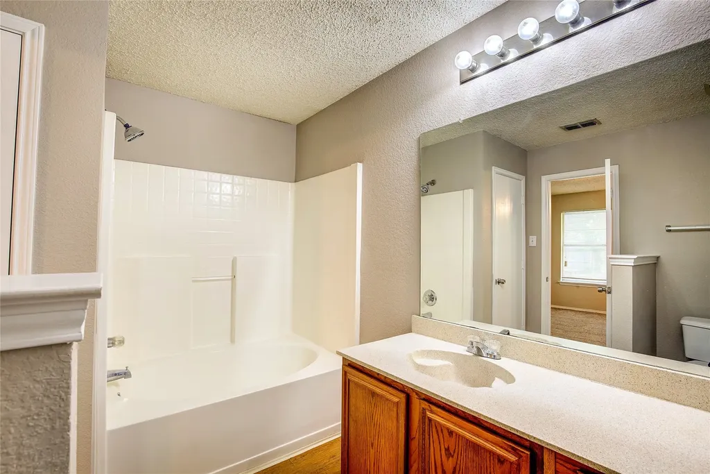 2363 Laurelhill Lane Fort Worth TX 76133