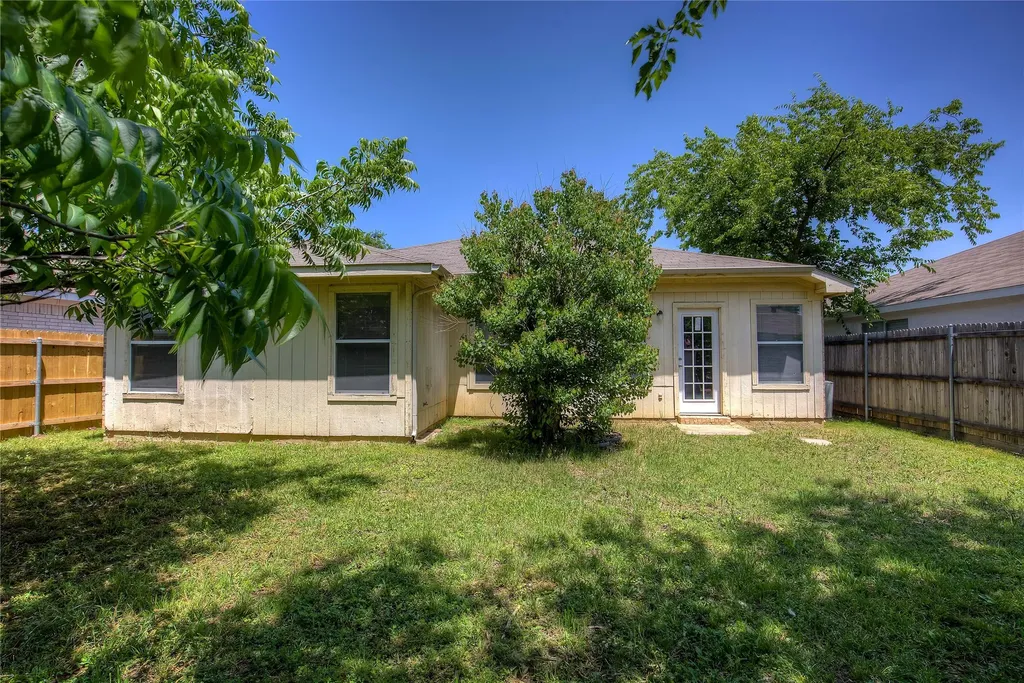 2363 Laurelhill Lane Fort Worth TX 76133