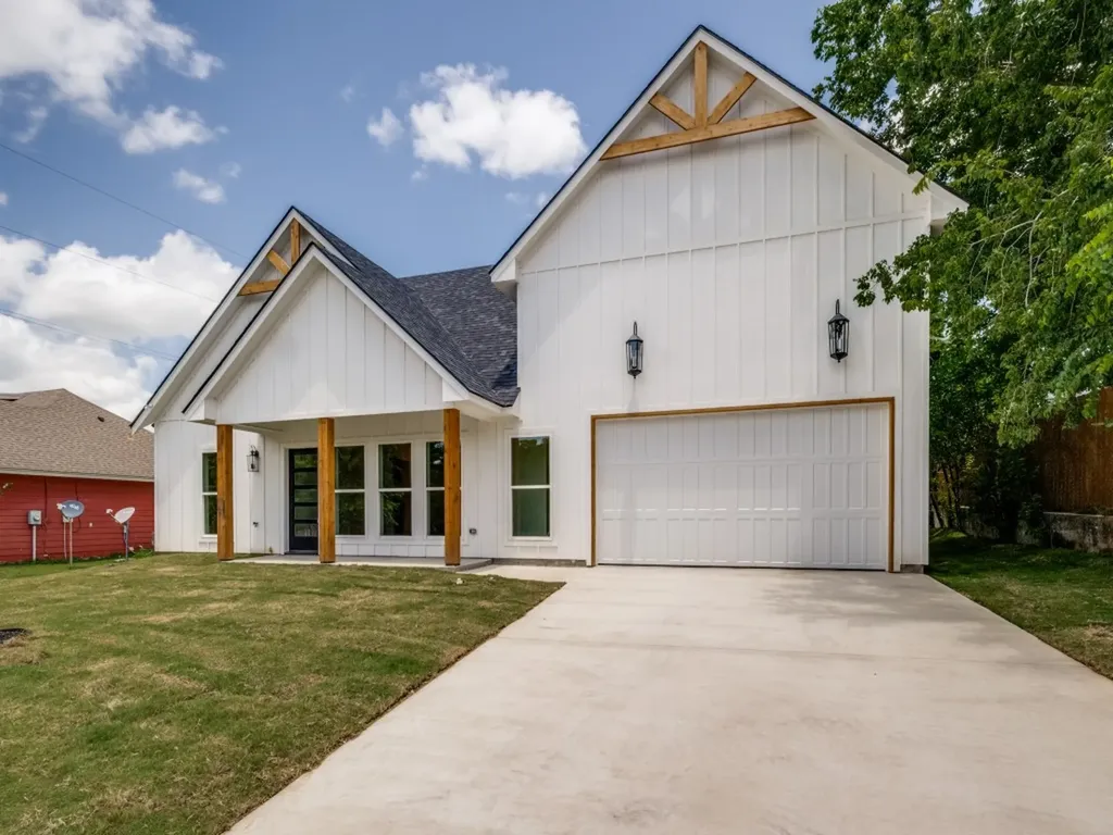 204 W Collins Decatur TX 76234
